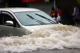 lái xe đường ngập nước
