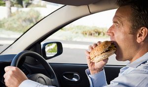 ăn khi lái xe