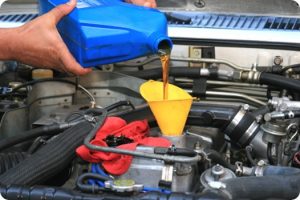 kiểm tra và thay các loại dầu cho ô tô.