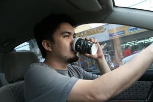 sử dụng cốc cà phê hay nước tăng lực giúp bạn tỉnh táo hơn khi lái xe.