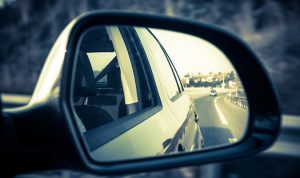 sử dụng và căn chỉnh gương chiếu hậu hiệu quả khi lái xe.