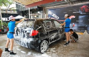 rửa xe ô tô sạch sẽ.