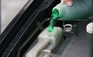 bổ sung nước làm mát kịp thời cho xe ô tô.