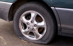 Những nguyên nhân gây nổ lốp xe là do để xe quá lâu ở mặt đường nóng. 
