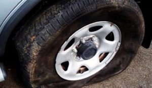 Những nguyên nhân gây nổ lốp xe là do để xe quá lâu ở mặt đường nóng. 