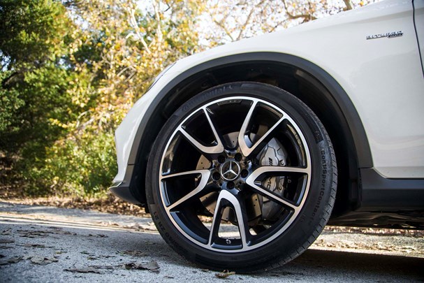 Hướng dẫn mua lốp xe cho ô tô là bộ phận tiếp xúc mặt đường trực tiếp.