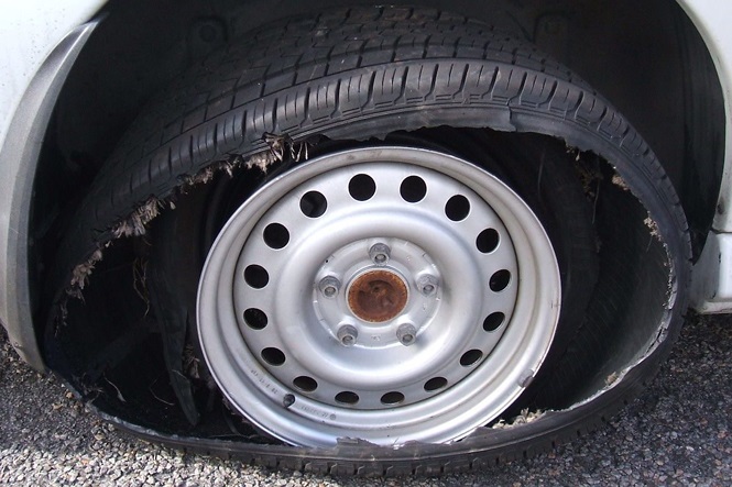 Lốp xe bơm sai áp suất có thể gây ra tình trạng mài mòn lốp quá nhanh, tiêu tốn nhiên liệu hoặc tồi tệ hơn là nổ lốp, gây mất an toàn.