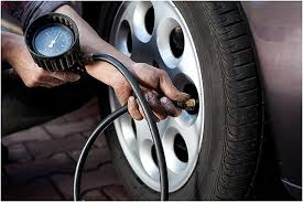 Lốp xe bơm sai áp suất có thể gây ra tình trạng mài mòn lốp quá nhanh, tiêu tốn nhiên liệu hoặc tồi tệ hơn là nổ lốp, gây mất an toàn.