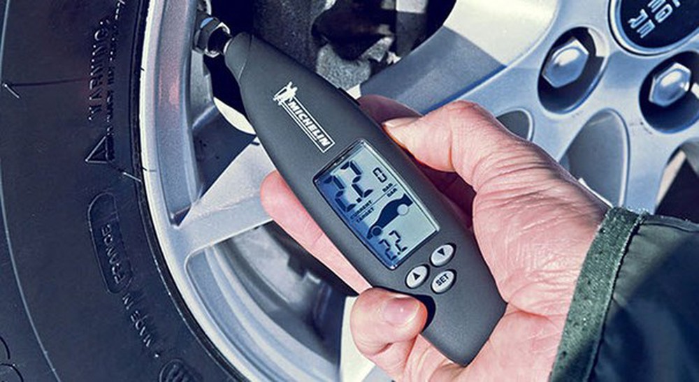 Thông thường, để đảm bảo an toàn, bạn nên kiểm tra áp suất lốp mỗi lần đổ xăng hoặc mỗi 30 ngày